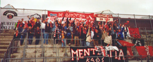 Schalparade, Schals werden gewurfen