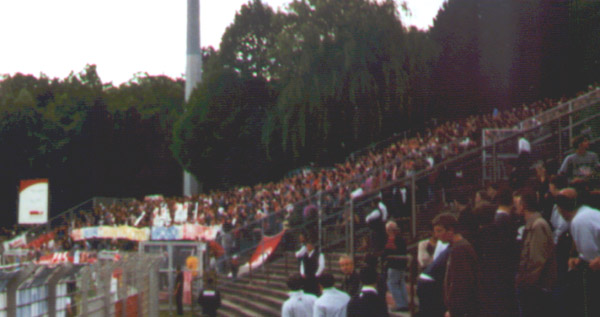 OFC Spruchband:'Wo wir hintreten wachsen Blumen'